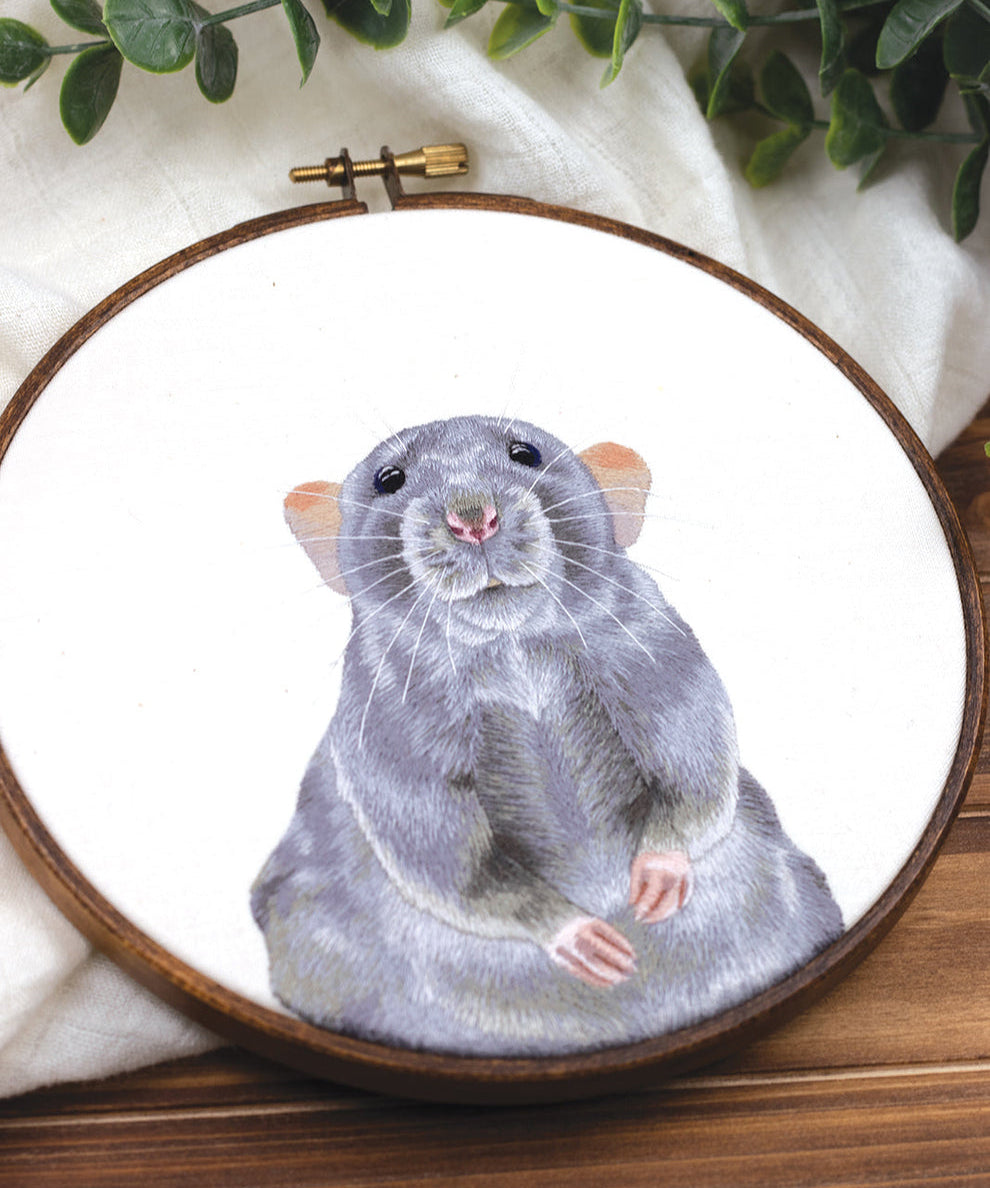 Embroidered Animal Portraits: A Guide to Thread Painting Fur, Feathers, Spines & Scales